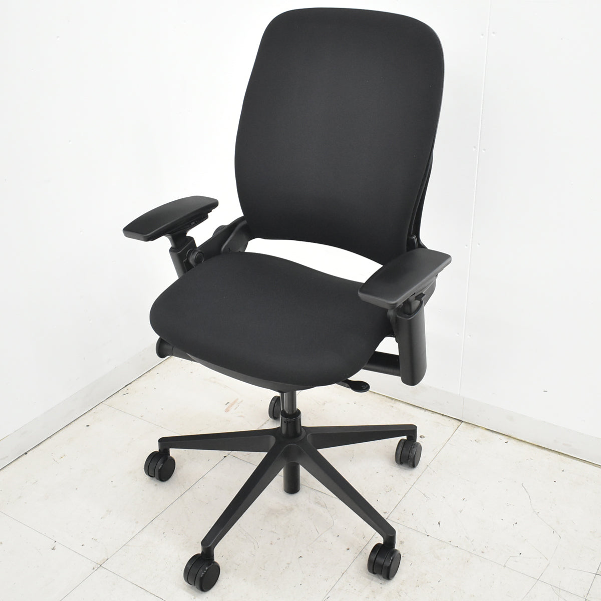 【中古】スチールケース　リープＶ２　APモデル　可動肘　ランバーサポート　肘パッド新型タイプ　ブラック　2026030902【中古オフィス家具】