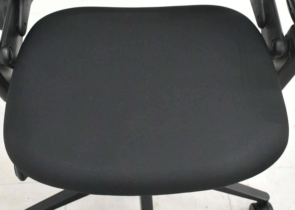 【中古】スチールケース　リープＶ２　APモデル　可動肘　ランバーサポート　肘パッド新型タイプ　ブラック　2026030902【中古オフィス家具】