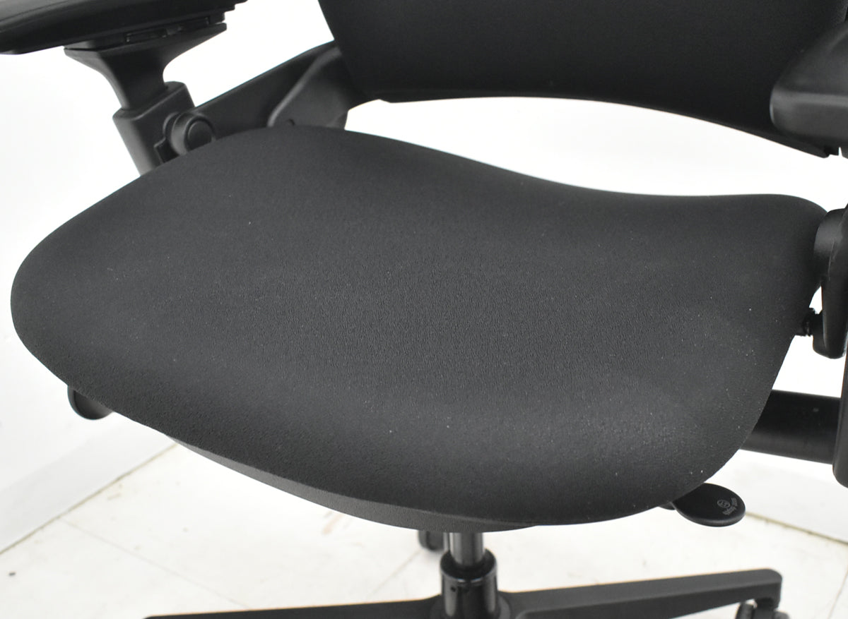 【中古】スチールケース　リープＶ２　APモデル　可動肘　ランバーサポート　肘パッド新型タイプ　ブラック　2026030902【中古オフィス家具】