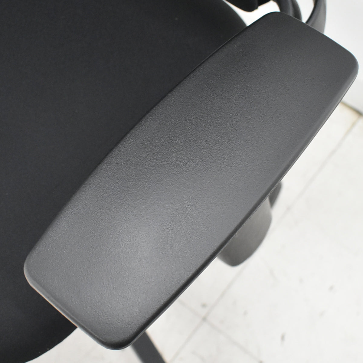 【中古】スチールケース　リープＶ２　APモデル　可動肘　ランバーサポート　肘パッド新型タイプ　ブラック　2026030902【中古オフィス家具】