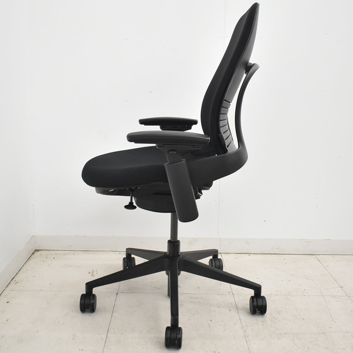 【中古】スチールケース　リープＶ２　APモデル　可動肘　ランバーサポート　肘パッド新型タイプ　ブラック　2026030902【中古オフィス家具】