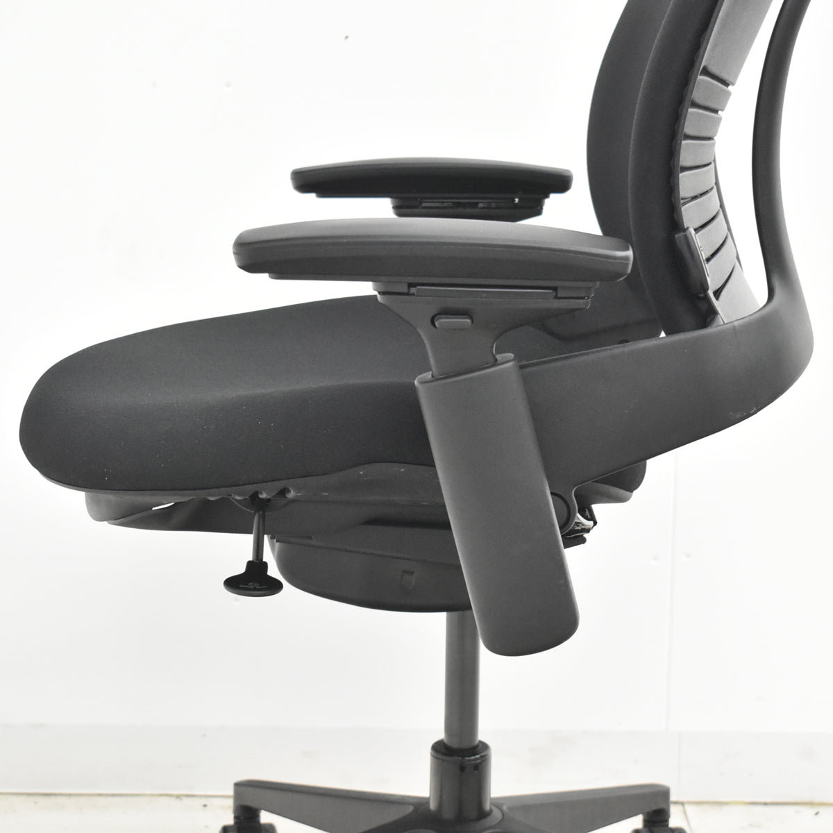 【中古】スチールケース　リープＶ２　APモデル　可動肘　ランバーサポート　肘パッド新型タイプ　ブラック　2026030902【中古オフィス家具】