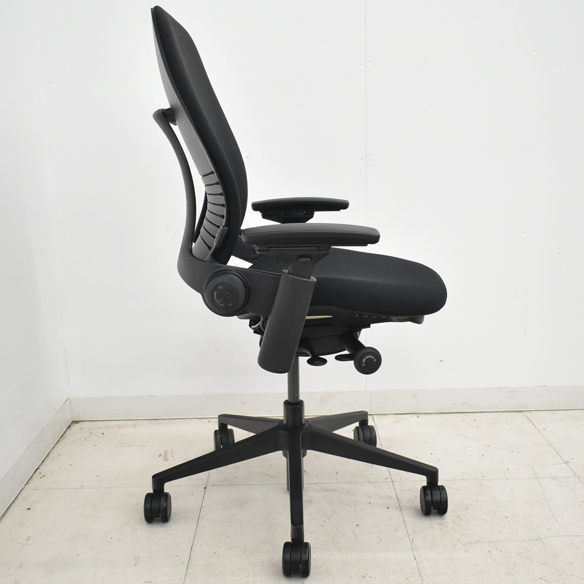 【中古】スチールケース　リープＶ２　APモデル　可動肘　ランバーサポート　肘パッド新型タイプ　ブラック　2026030902【中古オフィス家具】