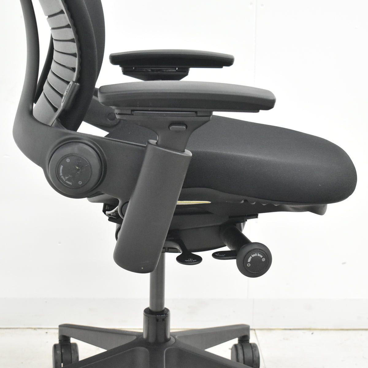 【中古】スチールケース　リープＶ２　APモデル　可動肘　ランバーサポート　肘パッド新型タイプ　ブラック　2026030902【中古オフィス家具】