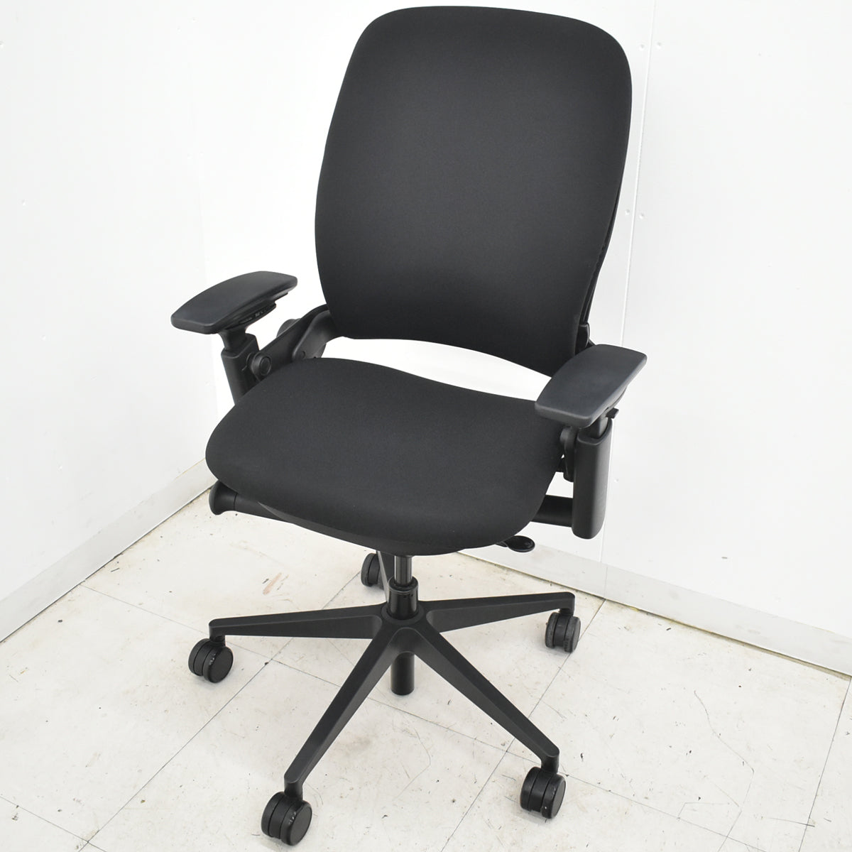 【中古】スチールケース　リープＶ２　APモデル　可動肘　ランバーサポート　肘パッド新型タイプ　ブラック　2026030903【中古オフィス家具】