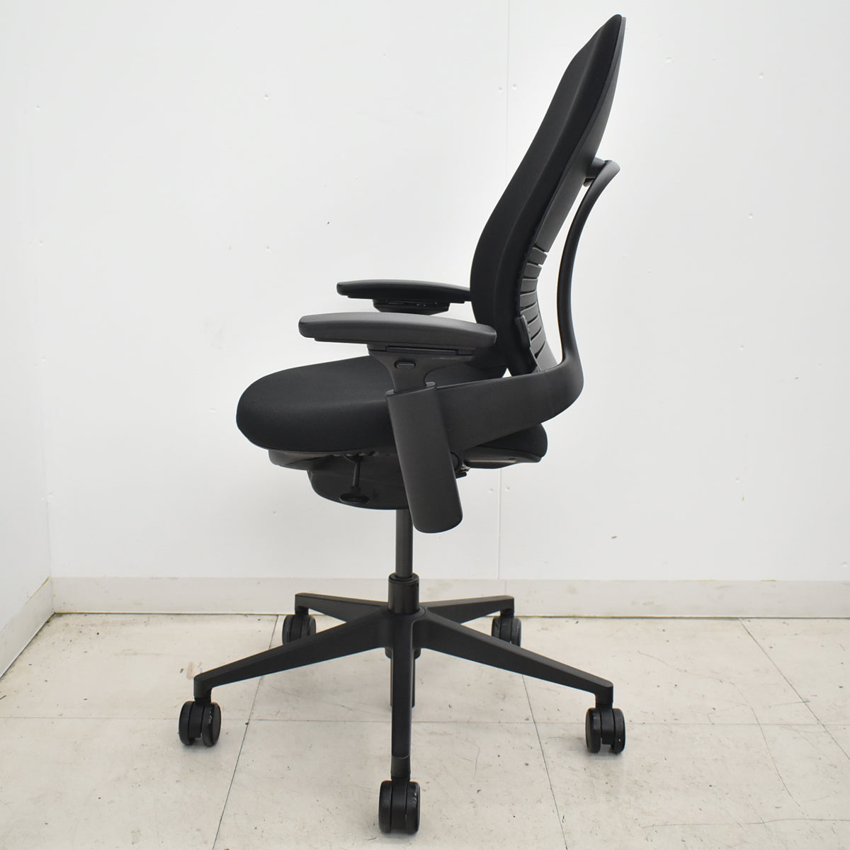【中古】スチールケース　リープＶ２　APモデル　可動肘　ランバーサポート　肘パッド新型タイプ　ブラック　2026030903【中古オフィス家具】