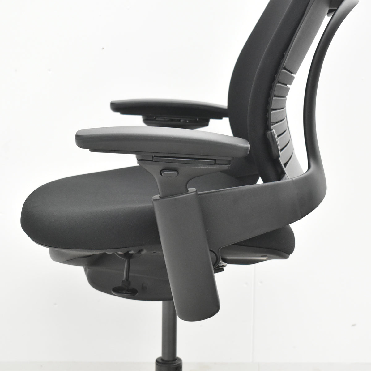 【中古】スチールケース　リープＶ２　APモデル　可動肘　ランバーサポート　肘パッド新型タイプ　ブラック　2026030903【中古オフィス家具】