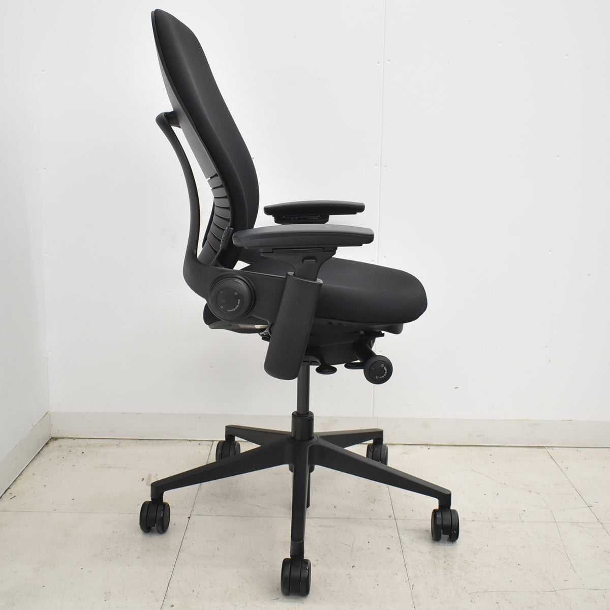 【中古】スチールケース　リープＶ２　APモデル　可動肘　ランバーサポート　肘パッド新型タイプ　ブラック　2026030903【中古オフィス家具】