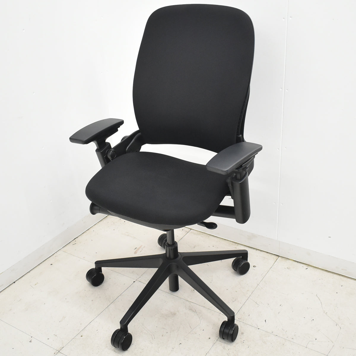 【中古】スチールケース　リープＶ２　APモデル　可動肘　ランバーサポート　肘パッド新型タイプ　ブラック　2026030904【中古オフィス家具】