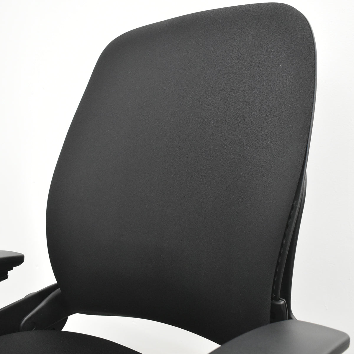 【中古】スチールケース　リープＶ２　APモデル　可動肘　ランバーサポート　肘パッド新型タイプ　ブラック　2026030904【中古オフィス家具】
