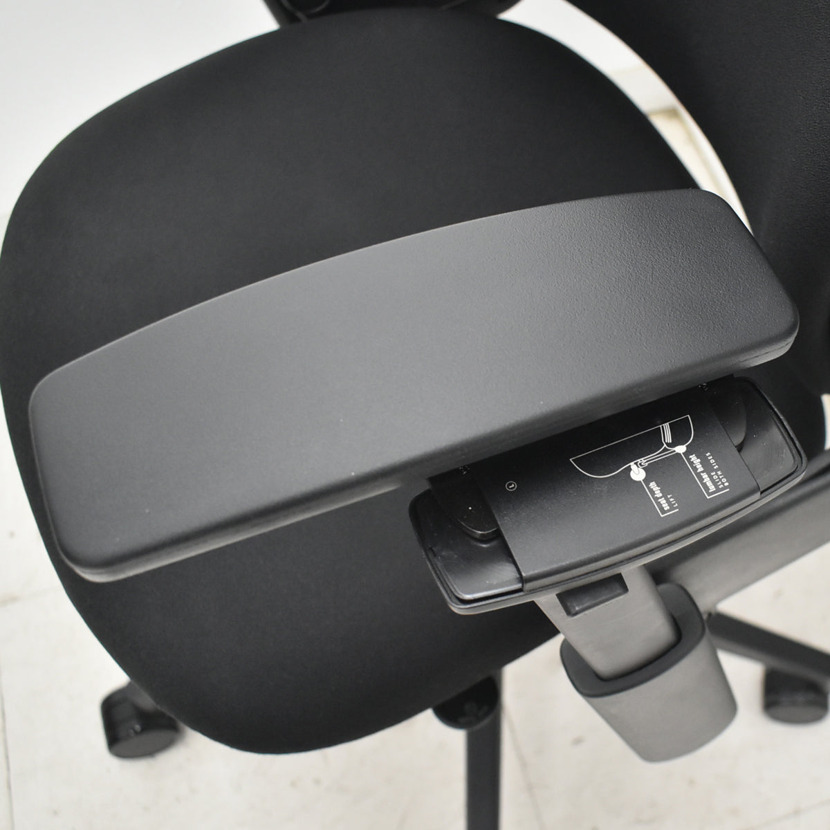 【中古】スチールケース　リープＶ２　APモデル　可動肘　ランバーサポート　肘パッド新型タイプ　ブラック　2026030904【中古オフィス家具】