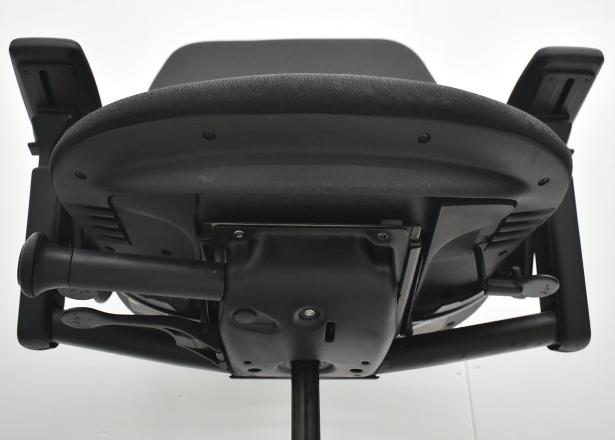 【中古】スチールケース　リープＶ２　APモデル　可動肘　ランバーサポート　肘パッド新型タイプ　ブラック　2026030904【中古オフィス家具】