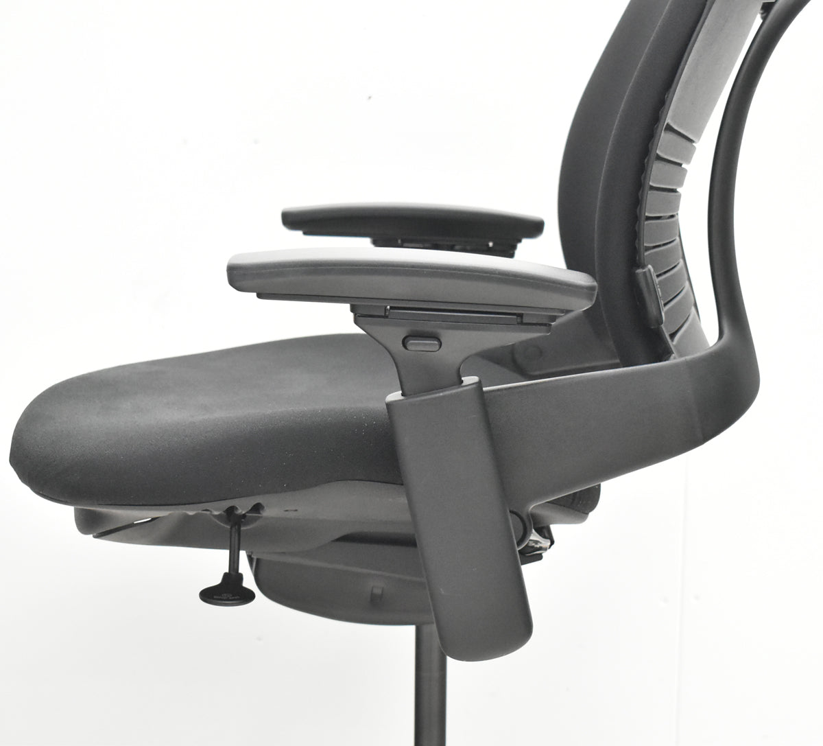 【中古】スチールケース　リープＶ２　APモデル　可動肘　ランバーサポート　肘パッド新型タイプ　ブラック　2026030904【中古オフィス家具】