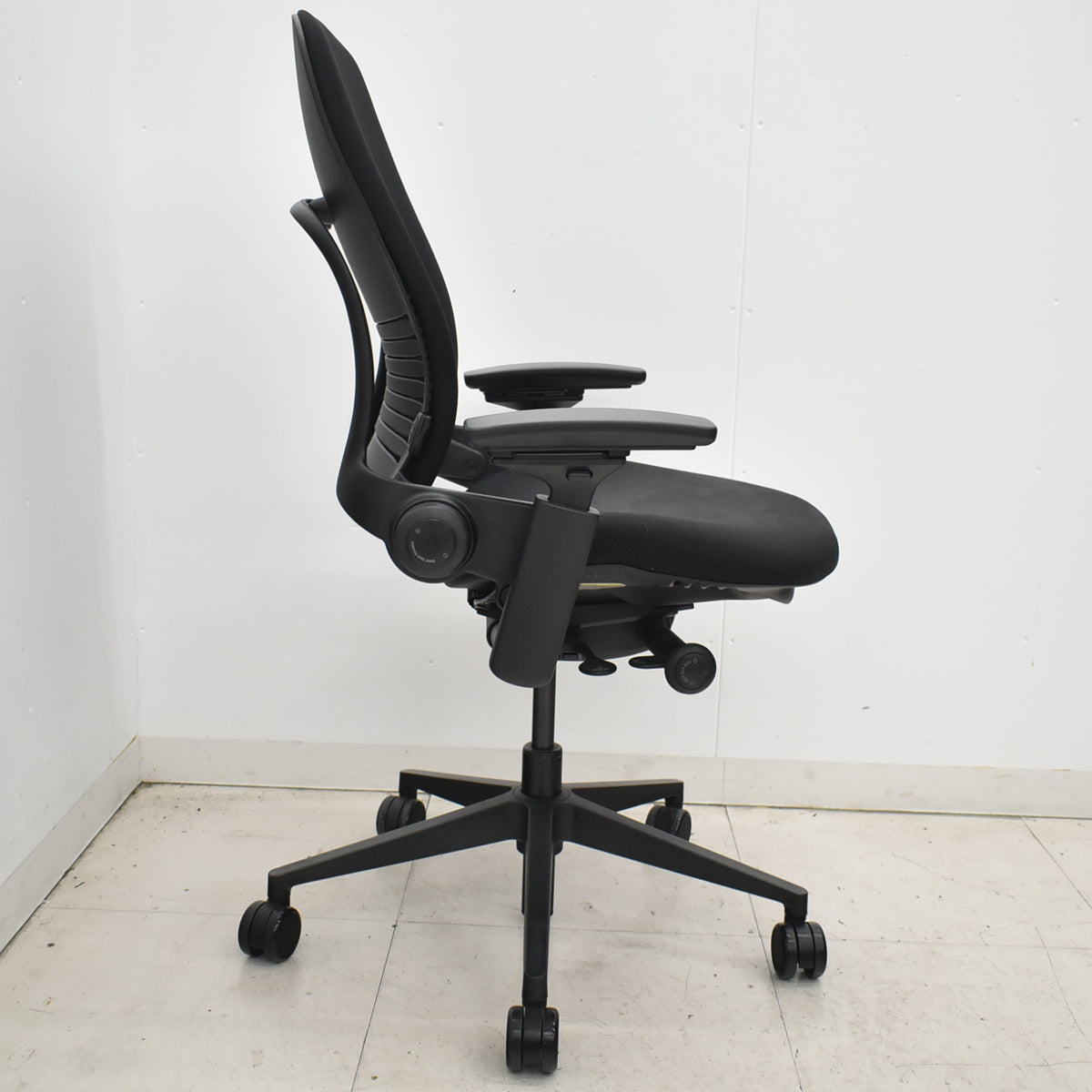 【中古】スチールケース　リープＶ２　APモデル　可動肘　ランバーサポート　肘パッド新型タイプ　ブラック　2026030904【中古オフィス家具】