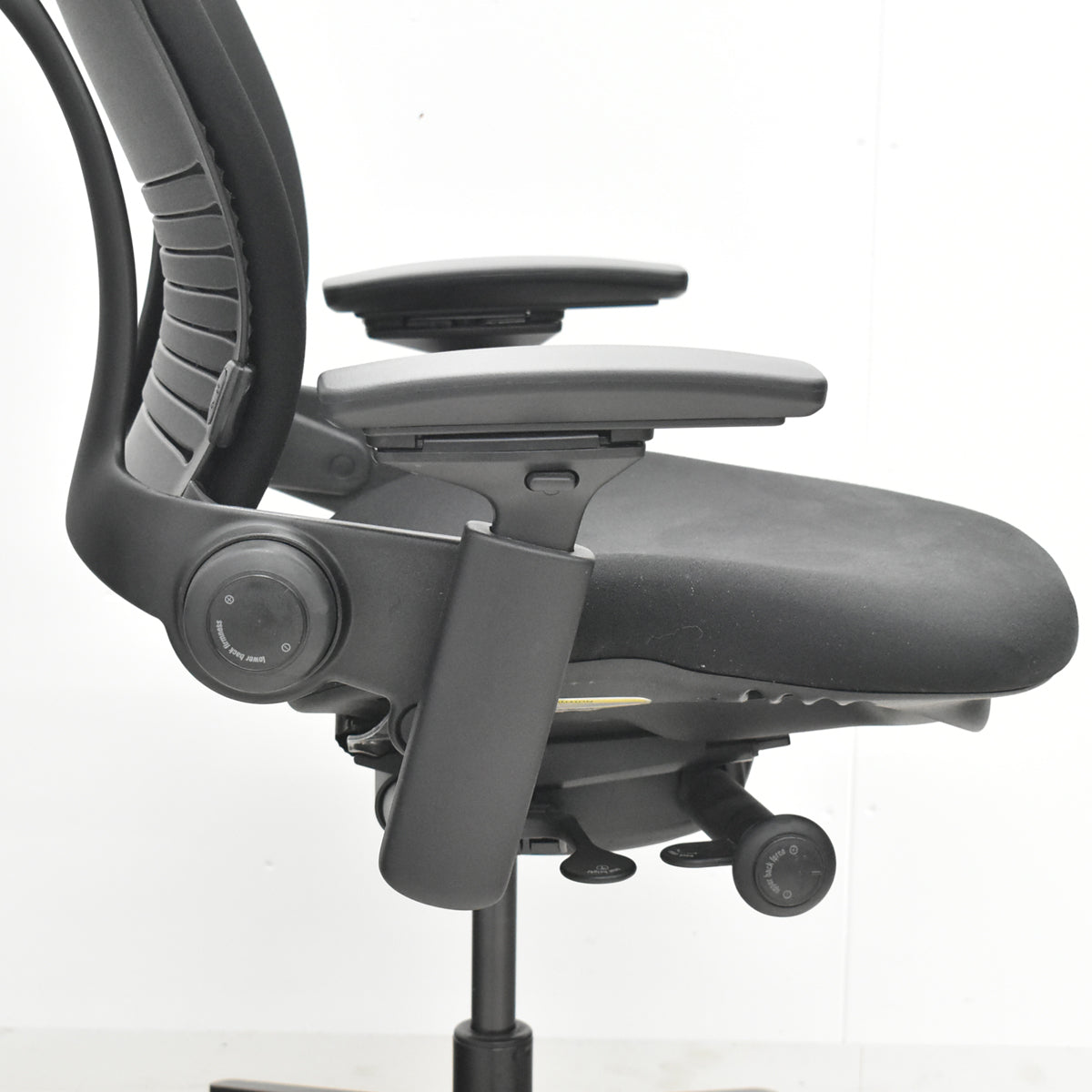 【中古】スチールケース　リープＶ２　APモデル　可動肘　ランバーサポート　肘パッド新型タイプ　ブラック　2026030904【中古オフィス家具】