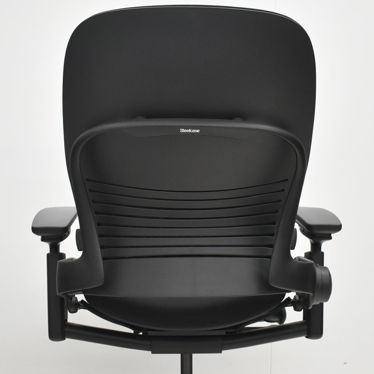 【中古】スチールケース　リープＶ２　APモデル　可動肘　ランバーサポート　肘パッド新型タイプ　ブラック　2026030904【中古オフィス家具】