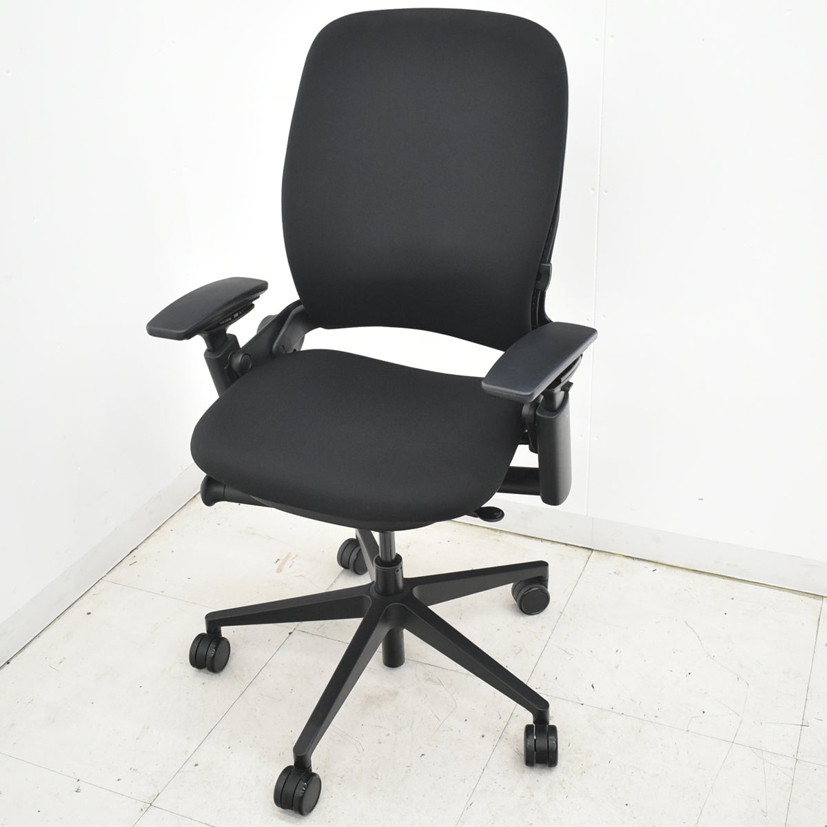 【中古】スチールケース　リープＶ２　APモデル　可動肘　ランバーサポート　肘パッド新型タイプ　ブラック　2026030905【中古オフィス家具】