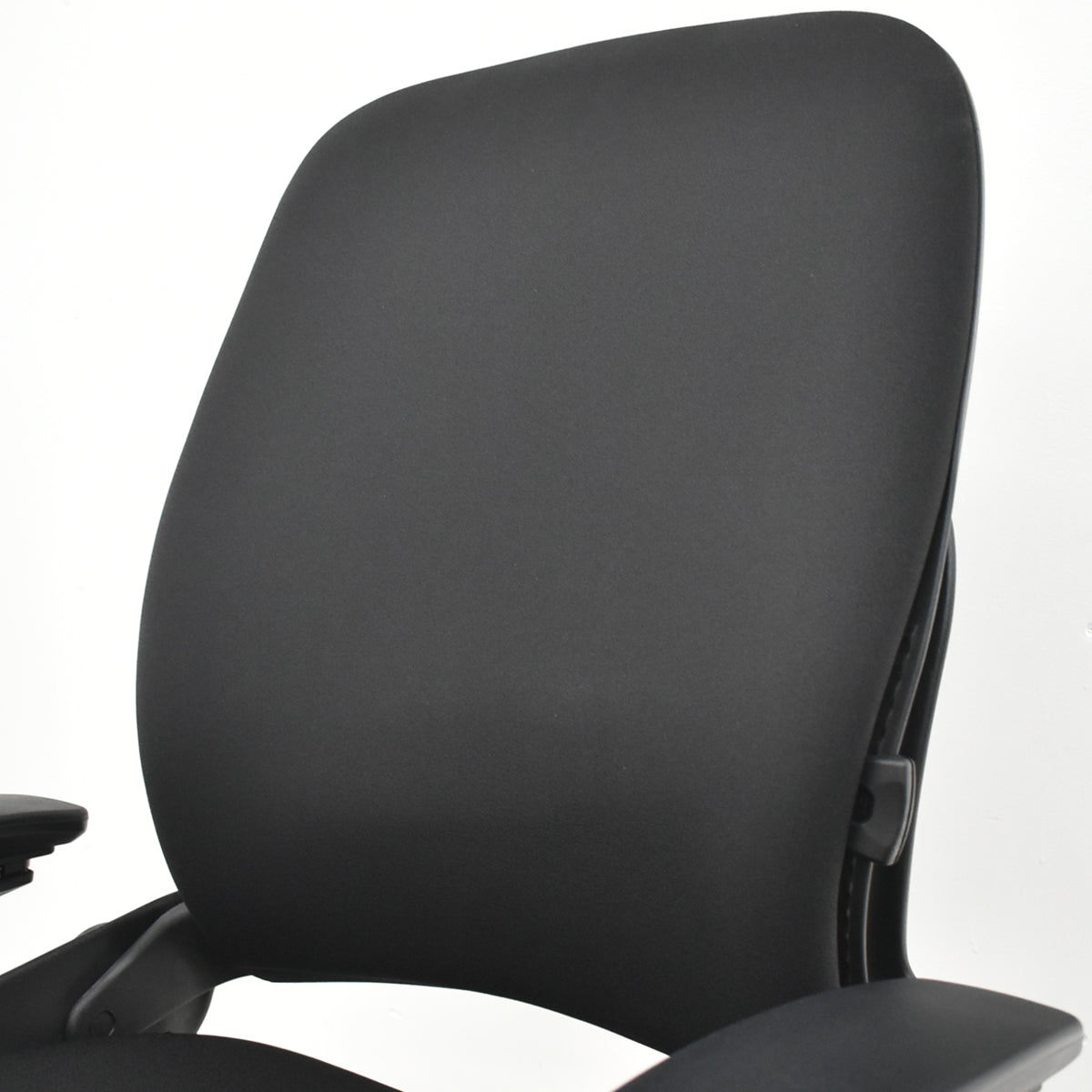 【中古】スチールケース　リープＶ２　APモデル　可動肘　ランバーサポート　肘パッド新型タイプ　ブラック　2026030905【中古オフィス家具】