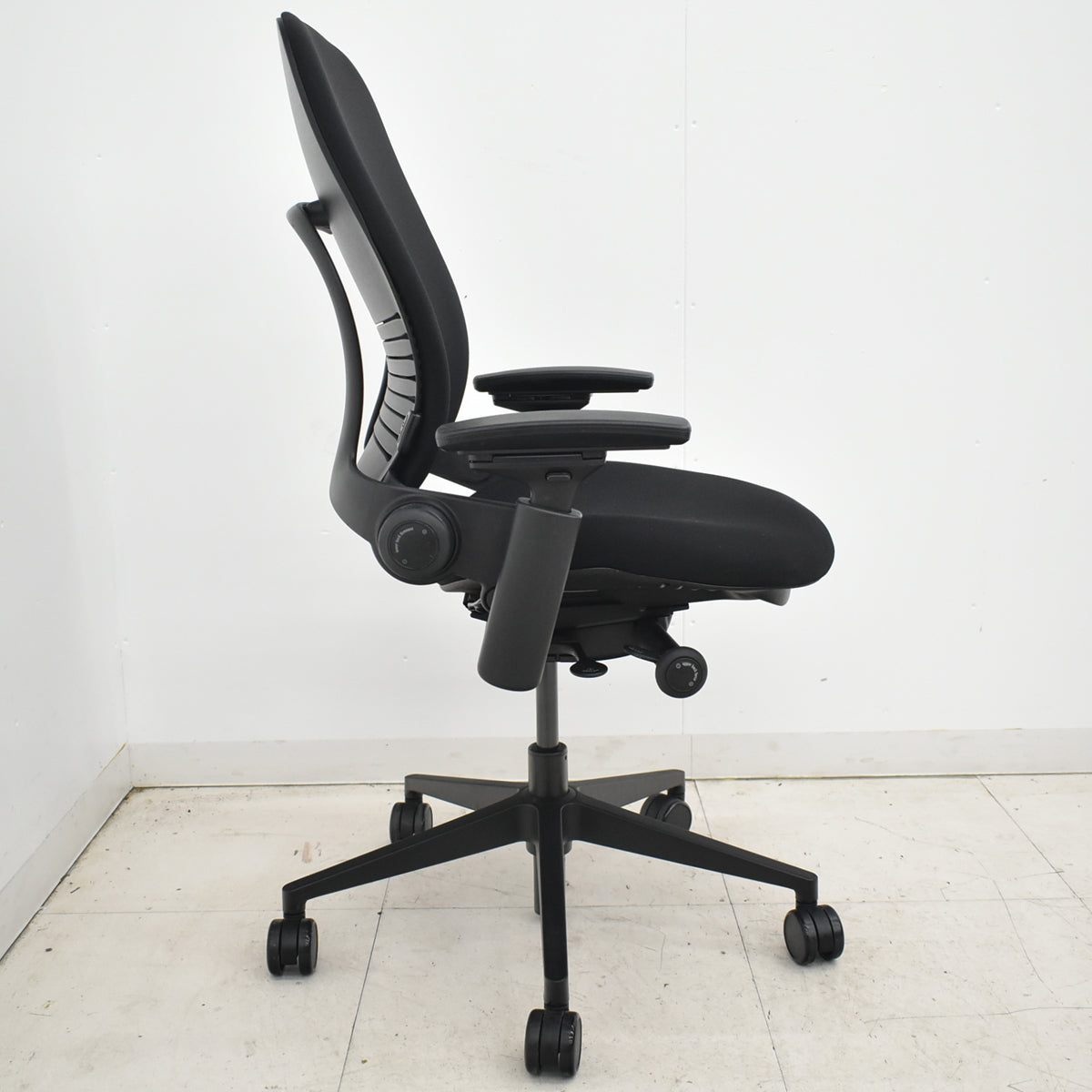 【中古】スチールケース　リープＶ２　APモデル　可動肘　ランバーサポート　肘パッド新型タイプ　ブラック　2026030905【中古オフィス家具】