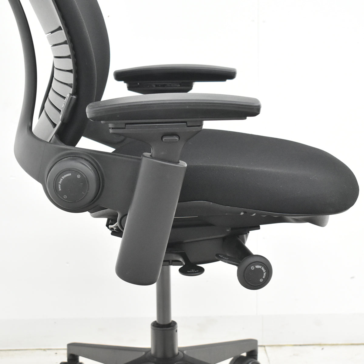【中古】スチールケース　リープＶ２　APモデル　可動肘　ランバーサポート　肘パッド新型タイプ　ブラック　2026030905【中古オフィス家具】