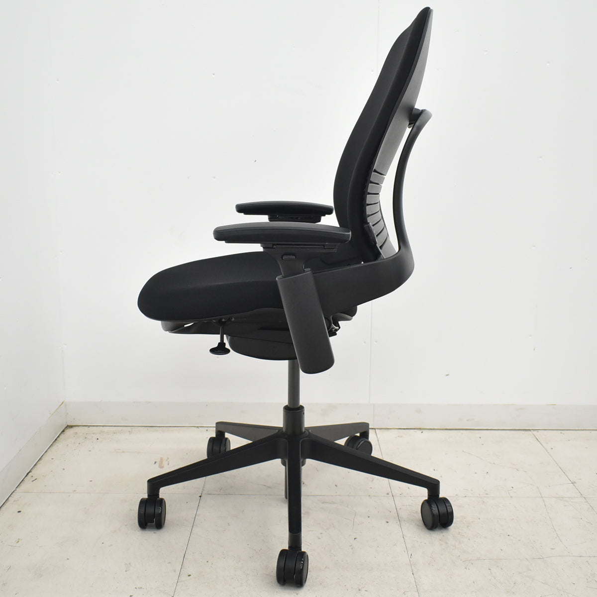 【中古】スチールケース　リープＶ２　APモデル　可動肘　ランバーサポート　肘パッド新型タイプ　ブラック　2026030905【中古オフィス家具】