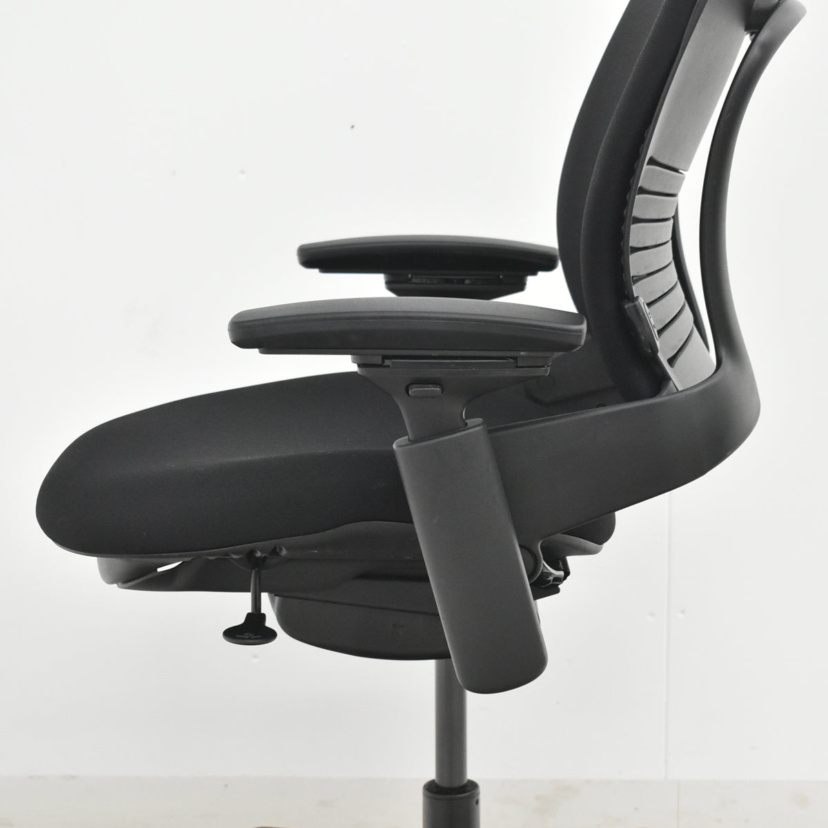 【中古】スチールケース　リープＶ２　APモデル　可動肘　ランバーサポート　肘パッド新型タイプ　ブラック　2026030905【中古オフィス家具】