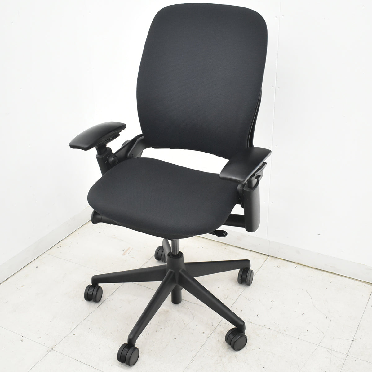 【中古】スチールケース　リープＶ２　可動肘　ランバーサポート　USモデル　ブラック　2026030906【中古オフィス家具】