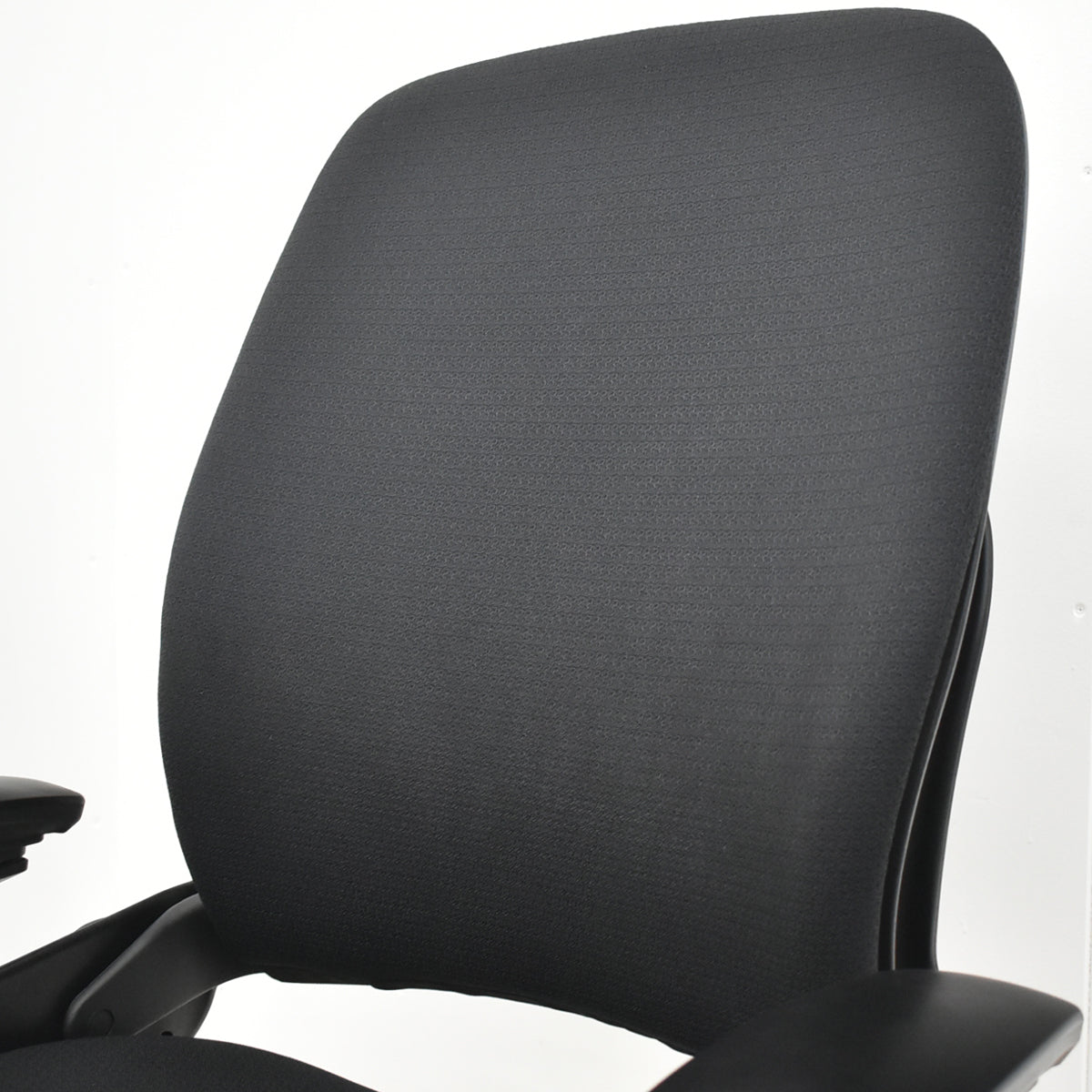 【中古】スチールケース　リープＶ２　可動肘　ランバーサポート　USモデル　ブラック　2026030906【中古オフィス家具】