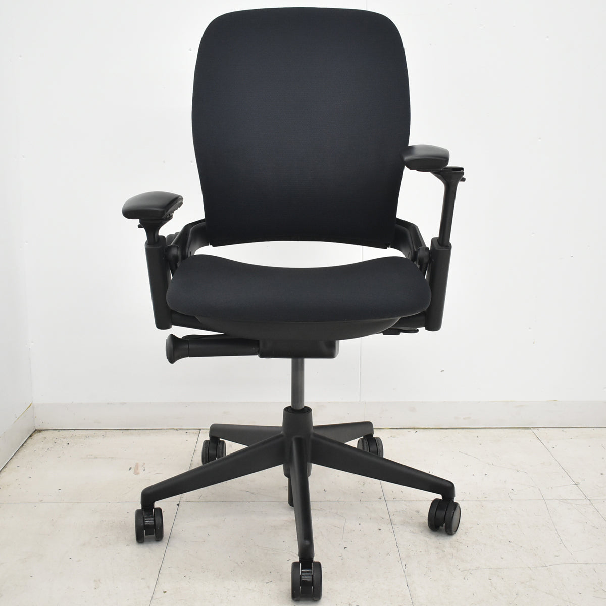 【中古】スチールケース　リープＶ２　可動肘　ランバーサポート　USモデル　ブラック　2026030906【中古オフィス家具】