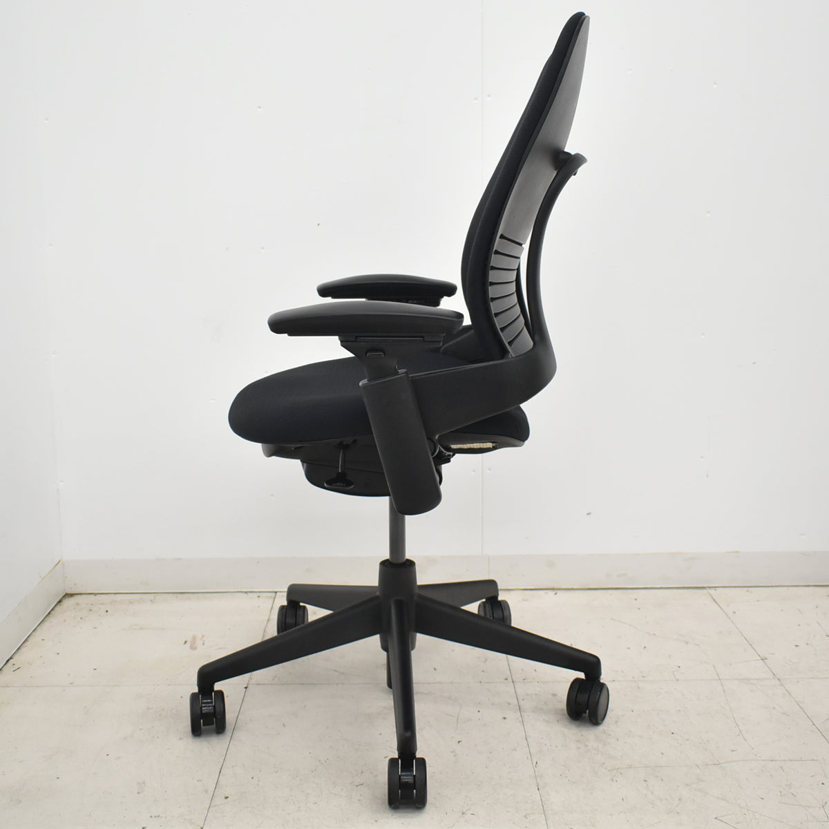【中古】スチールケース　リープＶ２　可動肘　ランバーサポート　USモデル　ブラック　2026030906【中古オフィス家具】