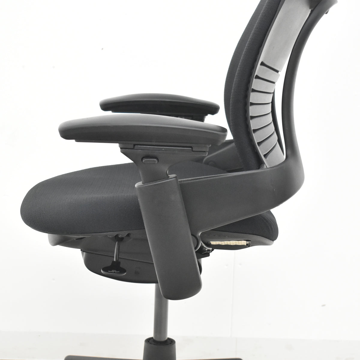 【中古】スチールケース　リープＶ２　可動肘　ランバーサポート　USモデル　ブラック　2026030906【中古オフィス家具】