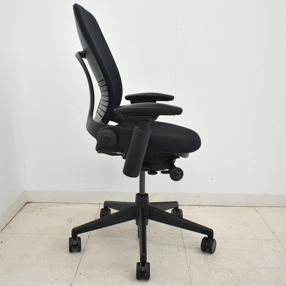 【中古】スチールケース　リープＶ２　可動肘　ランバーサポート　USモデル　ブラック　2026030906【中古オフィス家具】