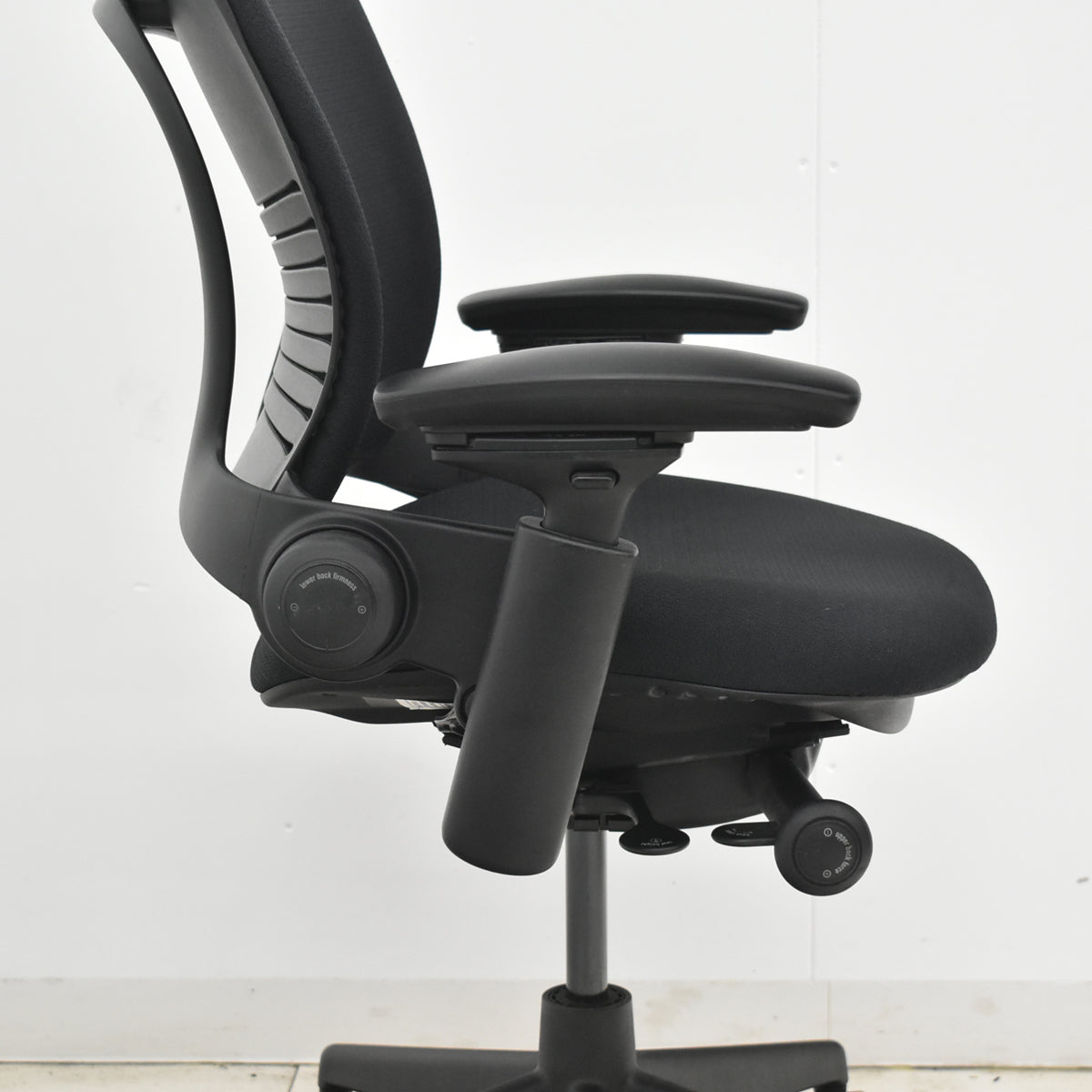 【中古】スチールケース　リープＶ２　可動肘　ランバーサポート　USモデル　ブラック　2026030906【中古オフィス家具】