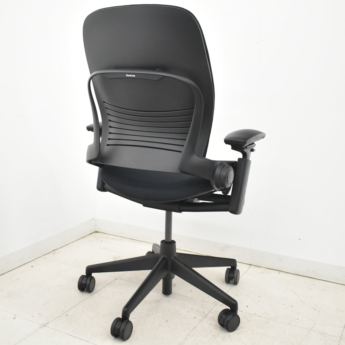 【中古】スチールケース　リープＶ２　可動肘　ランバーサポート　USモデル　ブラック　2026030906【中古オフィス家具】