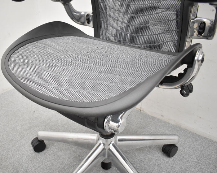 ハーマンミラー　Hermanmiller　アーロンチェア　Ｂサイズ　フル装備　ポスチャーフィット　ウェーブメッシュ　ポリッシュフレーム　2023051902【中古オフィス家具】【中古】